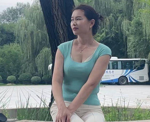 老爸说他出差去了妈妈在家里被我操成了母狗