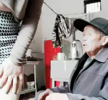 燕姐户外真实进村勾引老头打炮正好撞见老头的孙子直接玩3P