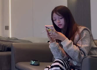 今天约了个极品嫩妹18岁的含苞待放刚开苞的感觉-利普