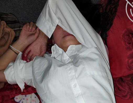 JK学生妹学圆溜大屁股一根18厘米的鸡巴直入花心脸都红了