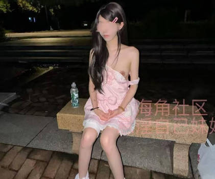 校园内石凳上抱着被保安看见的风险疯狂与妹妹做爱