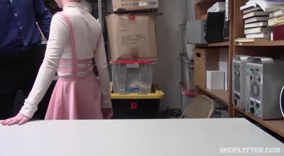 用大鸡巴教训行窃的姑娘让她深深记住这次的教训