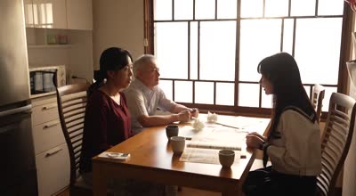 WAAA-604 枯れ専オジ好き美乳女子と体液まみれでハメ狂った種漬け同棲21発 五日市芽依