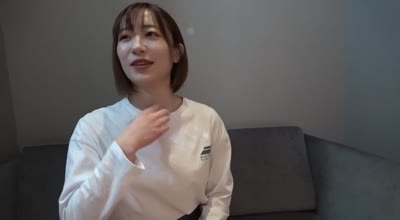 FC2PPV-3211715可爱的本地女孩精液滴落在她敏感的屁股上