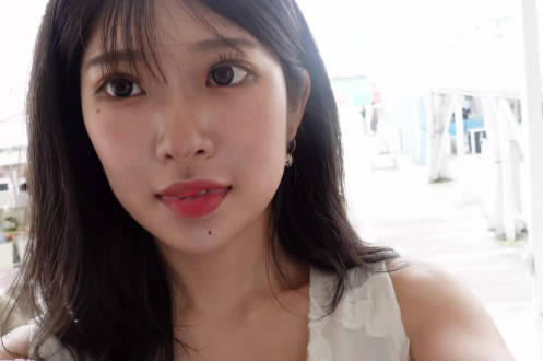 FC2PPV-2132144身穿白色连衣裙的可爱美女漫步在沙滩上