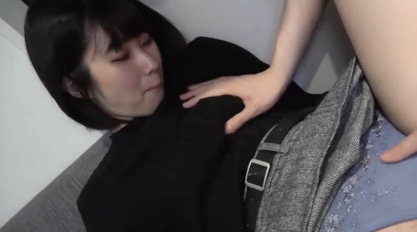 FC2PPV-3199119在她那几乎未曾被挖掘过的宝石般的小穴里射精