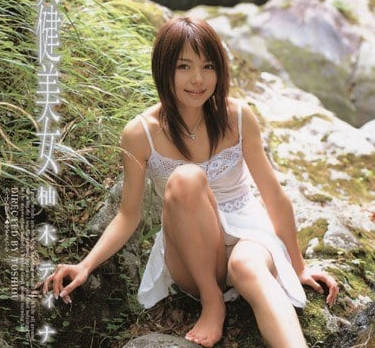 SRXV-411回到出道作拍摄地的混血女优Rio换上各种服饰演绎不同风格来体现成长过程