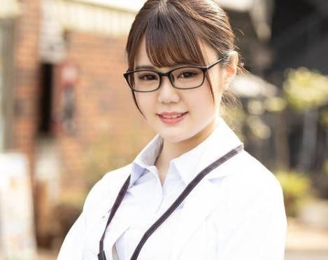 230ORE-714邀请美女研究员一起直播睁开眼后出现在眼前的是只穿着内裤的男人